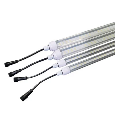 Kleine binnenkas met kweeklampen